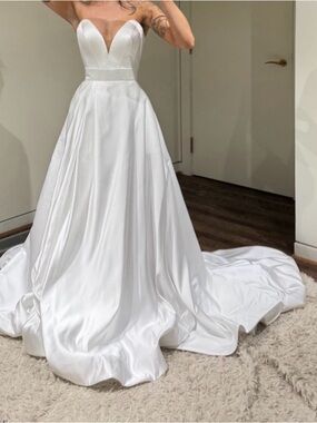Classic Sweetheart Satin A-Line Wedding Gown in White